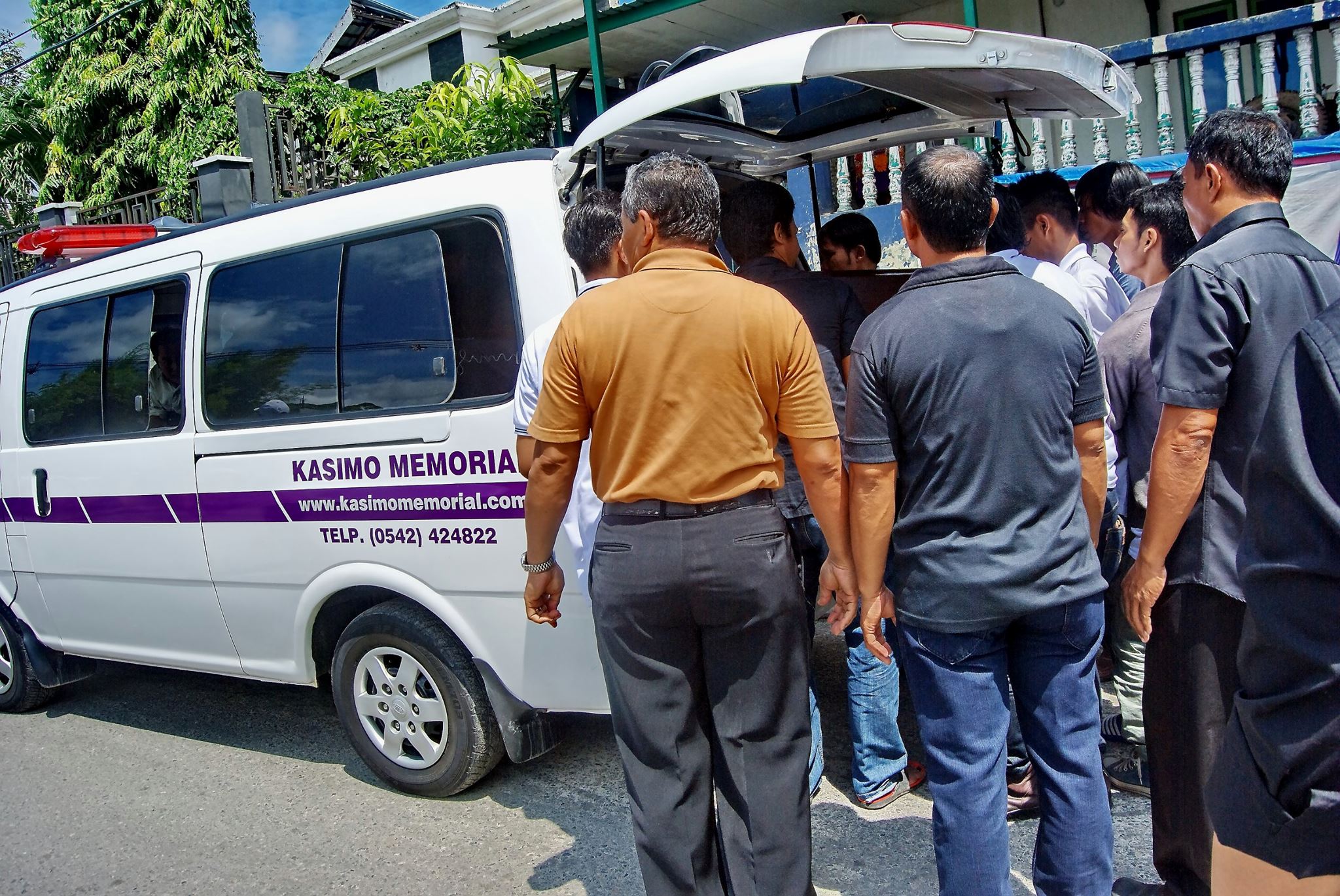 Peti Jenazah Balrose perjamuan kaca